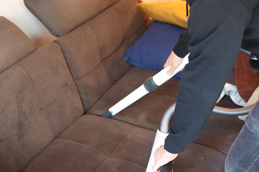 Der Vorwerk Kobold VK7 mit Handsaugeraufsatz für das Sofa